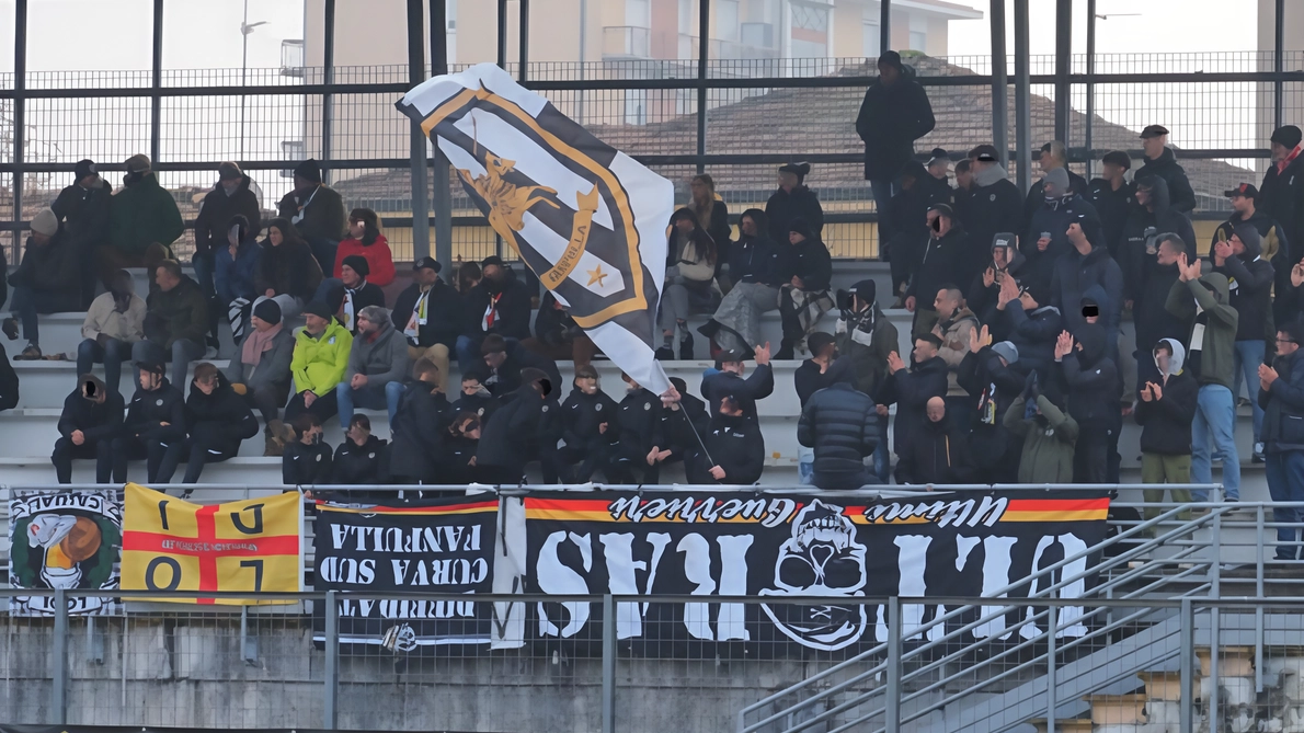 La tifoseria del Fanfulla è sempre stata vicina alla squadra anche nei momenti più complicati della stagione culminata con la dolorosa retrocessione La tifoseria del Fanfulla è sempre stata vicina alla squadra anche nei momenti più complicati della stagione culminata con la dolorosa retrocessione