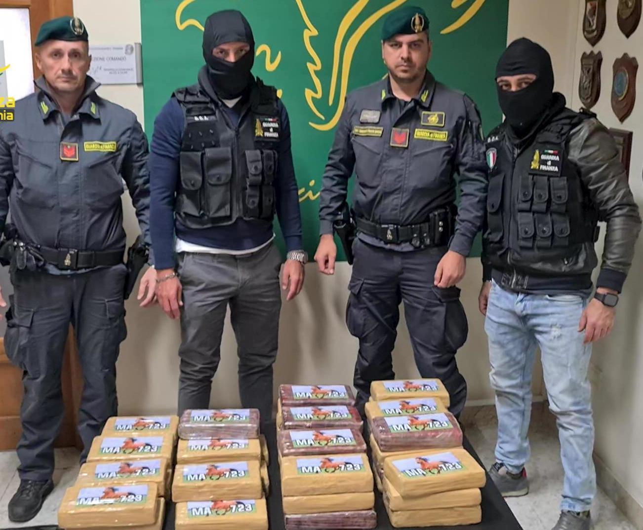 maxi sequestro di cocaina stoccati in casa 126 chili da vendere per 14 milioni da Ilgiorno.it maxi sequestro di cocaina stoccati in casa 126 chili da vendere per 14 milioni
