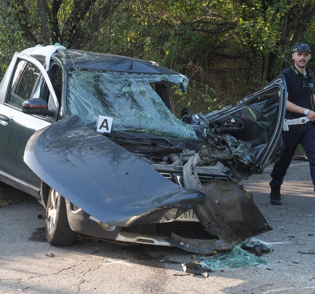 Auto si schianta contro un pullman. Una 42enne in gravissime condizioni