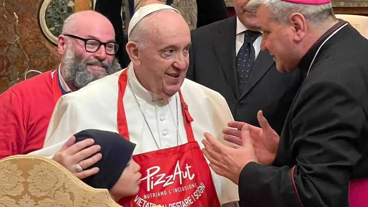 Nico Acampora, Papa Francesco (con il grembiule di PizzAut) e monsignor Luca Raimondi
