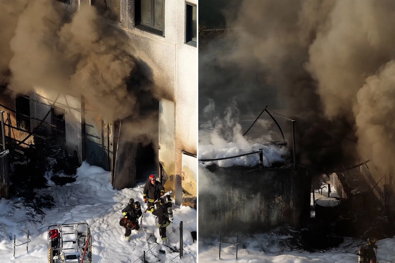 Le operazioni di spegnimento dell'incendio da parte dei vigili del fuoco