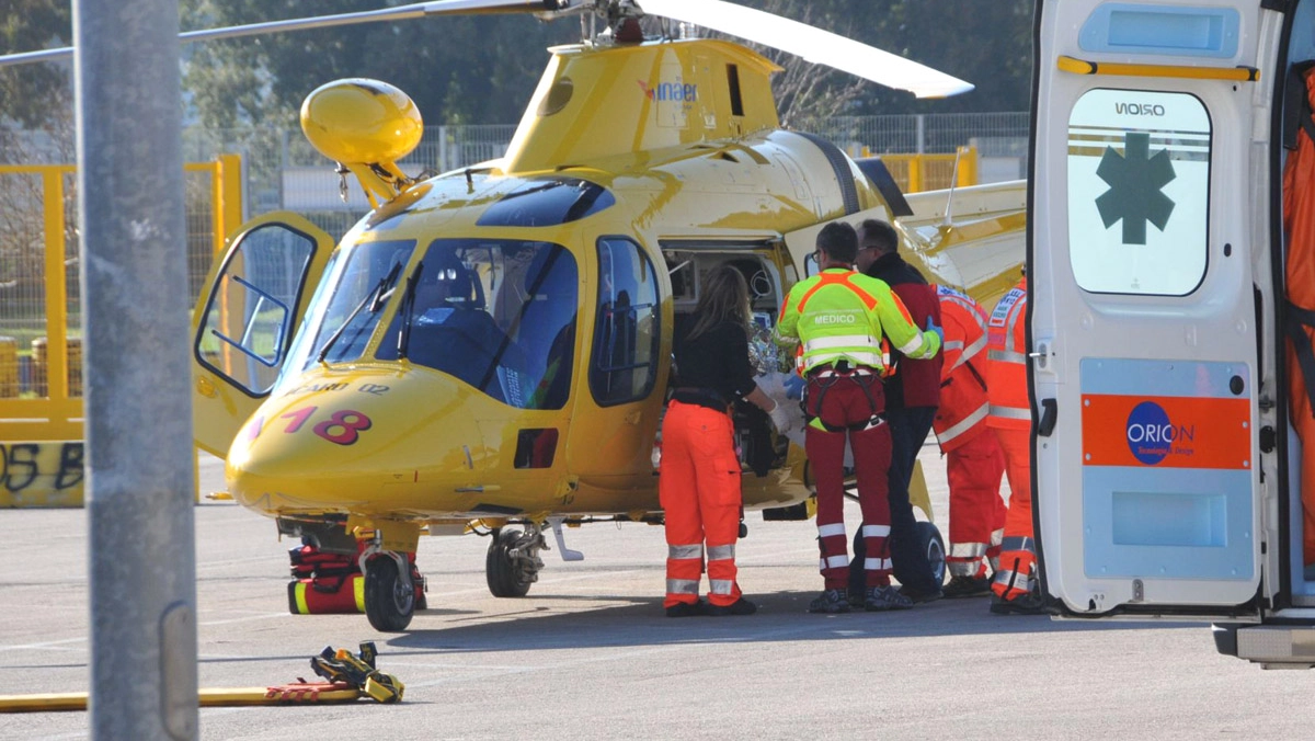 Vista la gravità della situazione è intervenuto l'elisoccorso per trasportare il giovane al Niguarda di Milano Vista la gravità della situazione è intervenuto l'elisoccorso per trasportare il giovane al Niguarda di Milano