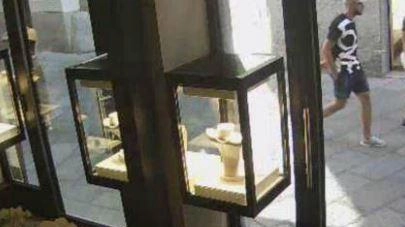 Uno dei ladri in via della Spiga prima di entrare in azione il primo luglio 2022 Uno dei ladri in via della Spiga prima di entrare in azione il primo luglio 2022