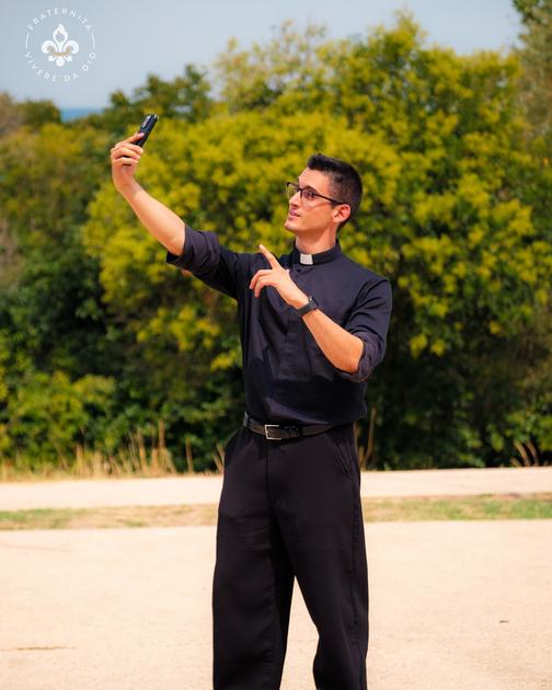 Don Alberto Ravagnani, il prete influencer che fa gli adv: “I proventi? Alla chiesa. Io faccio il missionario sui social” Don Alberto Ravagnani, il prete influencer che fa gli adv: “I proventi? Alla chiesa. Io faccio il missionario sui social”