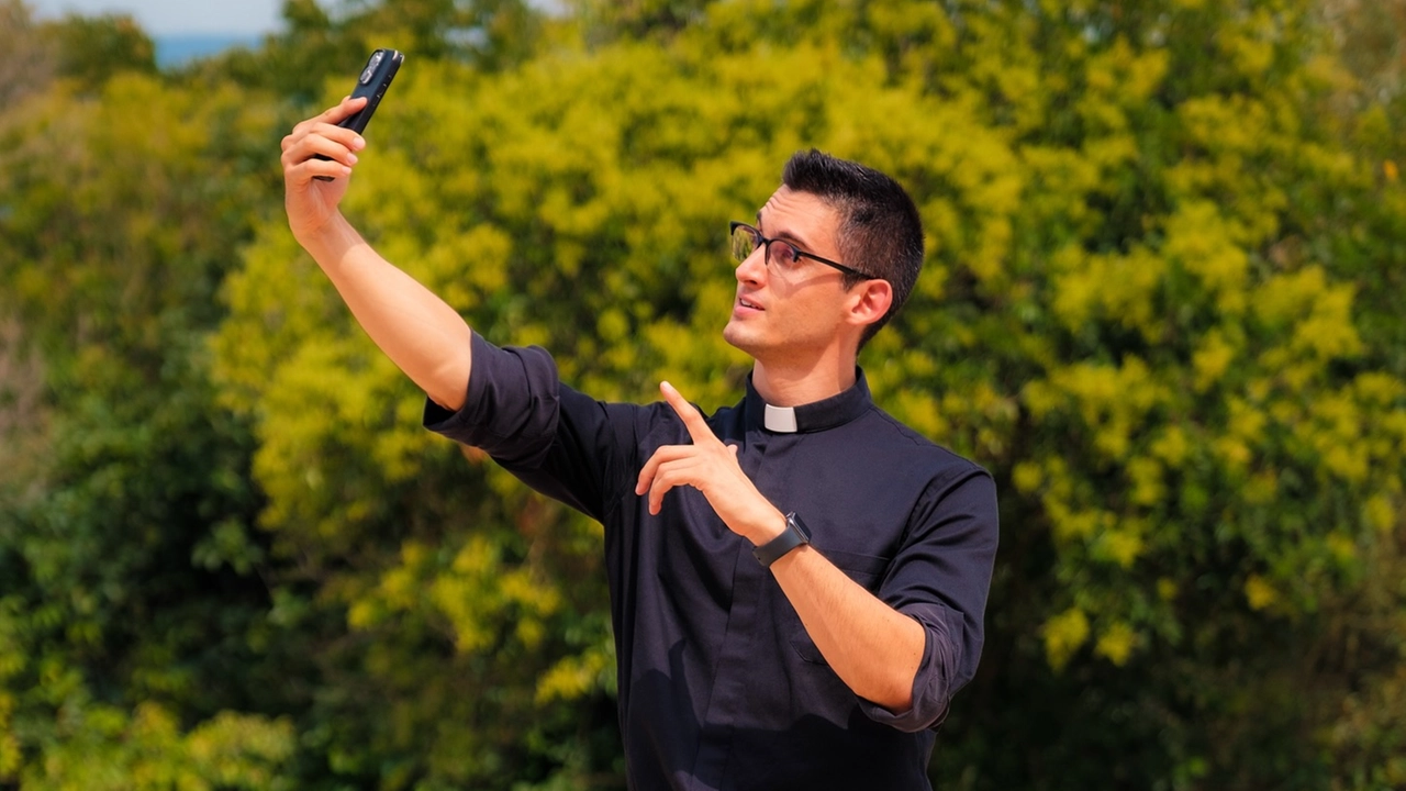 Don Alberto Ravagnani, 32 anni, è prete dell’arcidiocesi di Milano nella parrocchia di San Gottardo al Corso Don Alberto Ravagnani, 32 anni, è prete dell’arcidiocesi di Milano nella parrocchia di San Gottardo al Corso