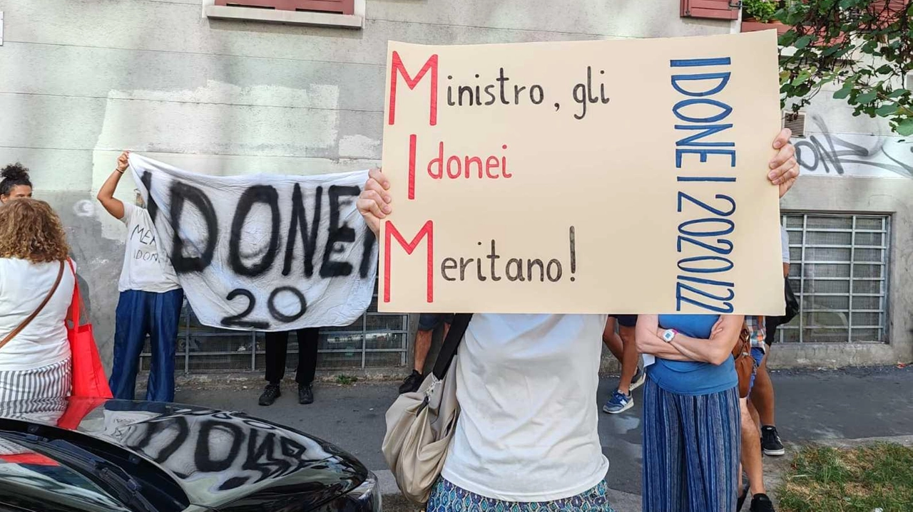 Flash mob a Milano dei vincitori del concorso del 2020 per chiedere lo scorrimento delle graduatorie. L'Ufficio scolastico regionale si impegna a garantire il processo. Assunti 943 insegnanti a tempo indeterminato, con previsione di altre 6.500 nomine annuali. Flash mob a Milano dei vincitori del concorso del 2020 per chiedere lo scorrimento delle graduatorie. L'Ufficio scolastico regionale si impegna a garantire il processo. Assunti 943 insegnanti a tempo indeterminato, con previsione di altre 6.500 nomine annuali.
