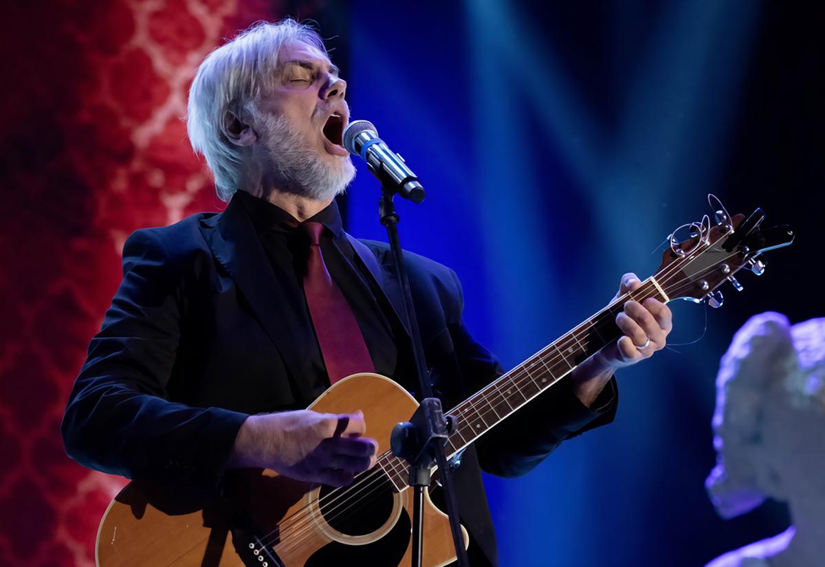 Sfiorandosi tra musica e poesia. Il Tittoni ricorda Paolo Benvegnù. Sul palco i membri della sua band Sfiorandosi tra musica e poesia. Il Tittoni ricorda Paolo Benvegnù. Sul palco i membri della sua band