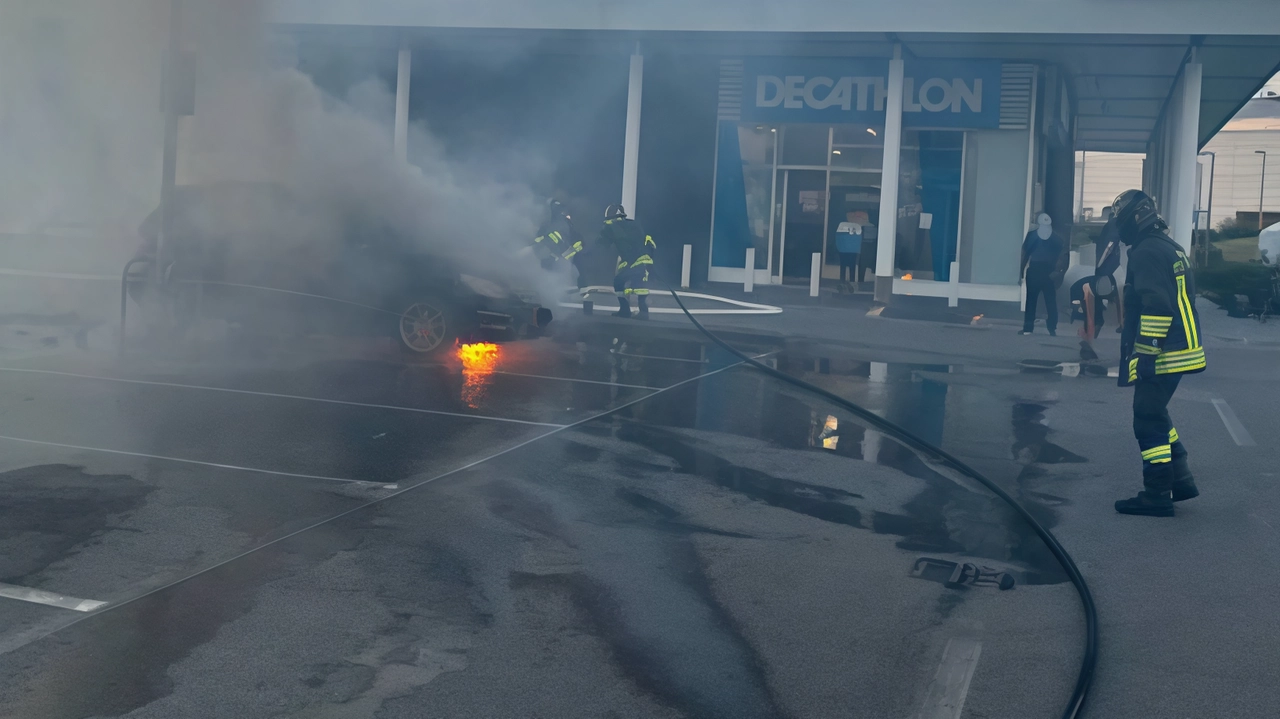 Incendio ieri a Cremona nel parcheggio di fronte a Decathlon: una Mercedes andata a fuoco. Vigili del fuoco pronti, danni limitati alla vettura. Incendio ieri a Cremona nel parcheggio di fronte a Decathlon: una Mercedes andata a fuoco. Vigili del fuoco pronti, danni limitati alla vettura.