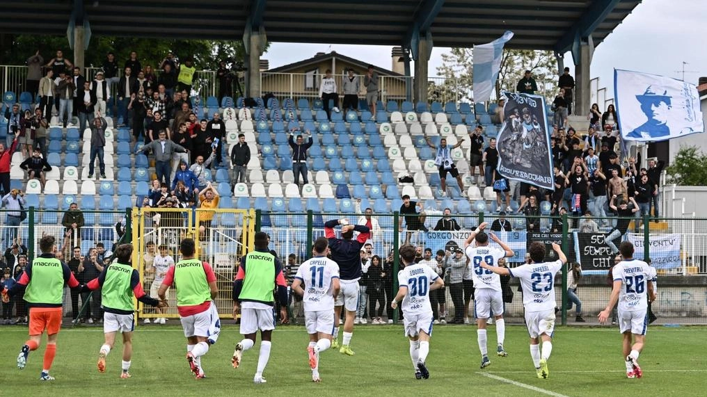 La Giana Erminio affronta il Monopoli nei playoff nazionali di Serie C, cercando di proseguire il suo percorso storico. La Giana Erminio affronta il Monopoli nei playoff nazionali di Serie C, cercando di proseguire il suo percorso storico.