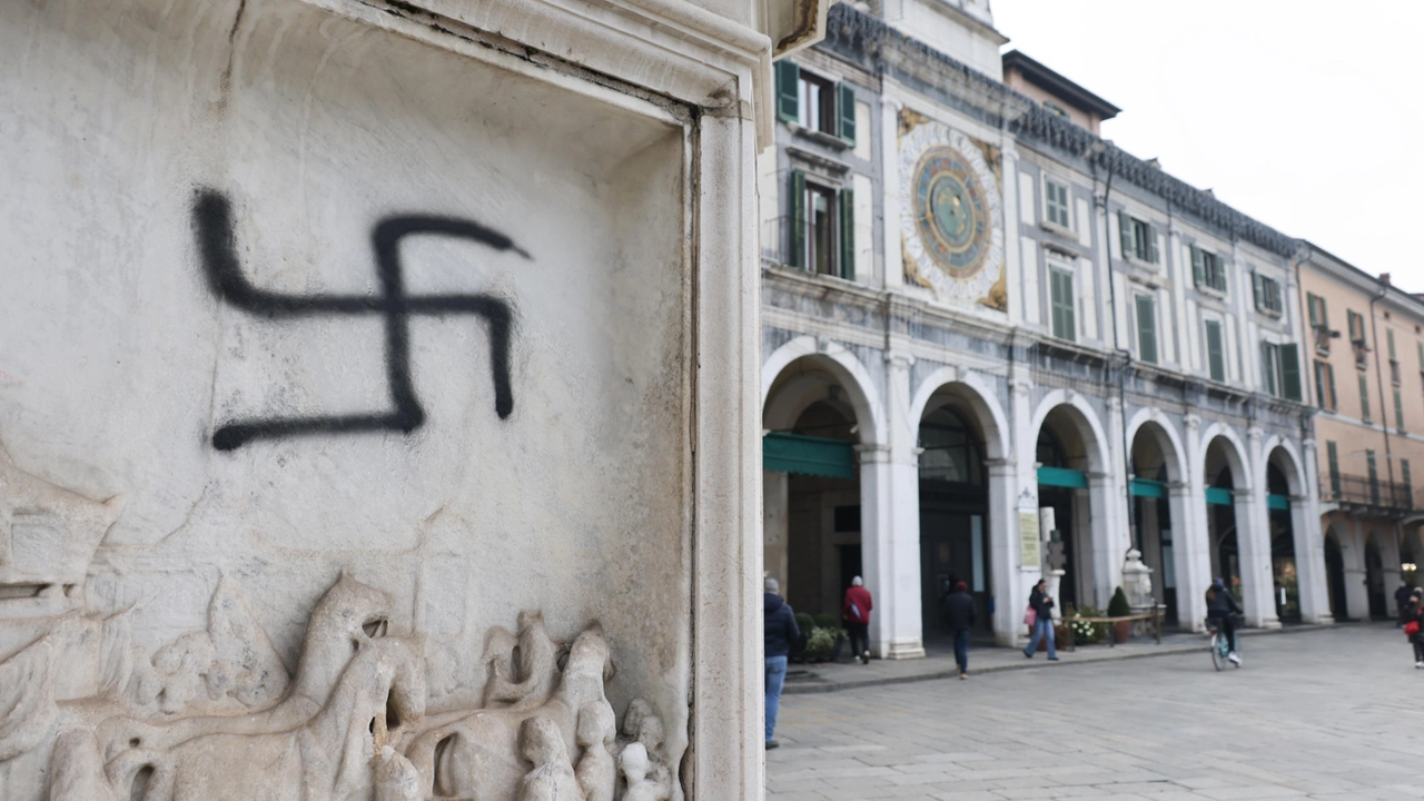 Le svastiche sono comparse cinque giorni dopo il corteo di estrema destra che ha generato polemiche e alla vigilia di una manifestazione antifascista Le svastiche sono comparse cinque giorni dopo il corteo di estrema destra che ha generato polemiche e alla vigilia di una manifestazione antifascista