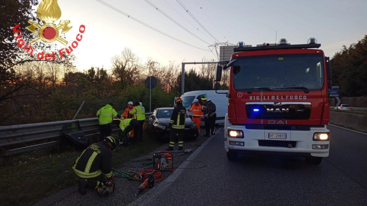 Soccorritori al lavoro sulla superstrada Soccorritori al lavoro sulla superstrada