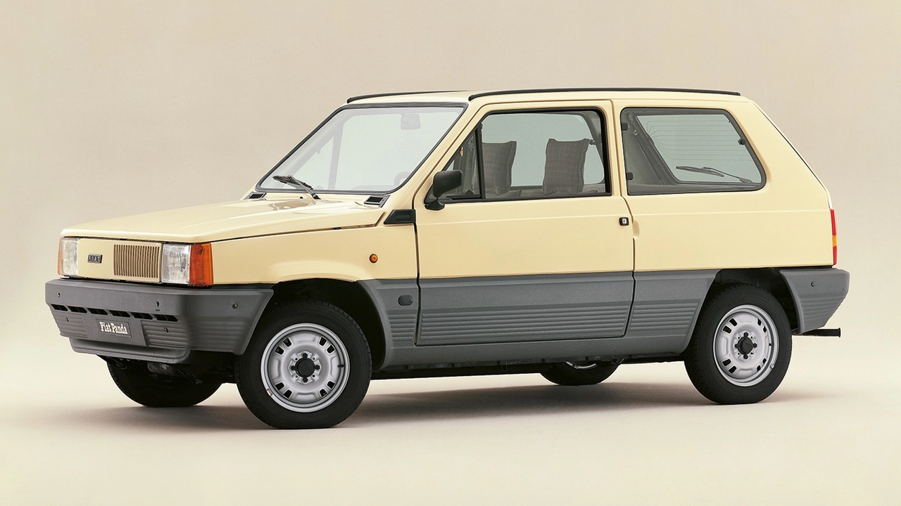 La Panda, così come disegnata da Giorgetto Giugiaro (Giorgetto e Fabrizio Giugiaro designers) La Panda, così come disegnata da Giorgetto Giugiaro (Giorgetto e Fabrizio Giugiaro designers)