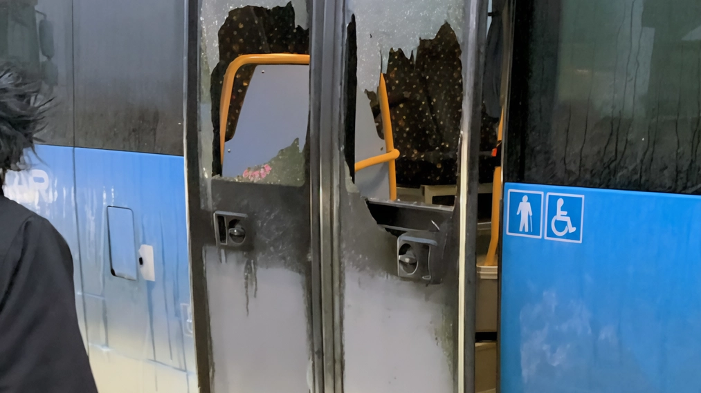 Momenti di panico e sconcerto, poi tutti i pendolari a bordo sono stati costretti a scendere e attendere l’autobus successivo. Ennesimo problema su una linea già molto tormentata. Momenti di panico e sconcerto, poi tutti i pendolari a bordo sono stati costretti a scendere e attendere l’autobus successivo. Ennesimo problema su una linea già molto tormentata.
