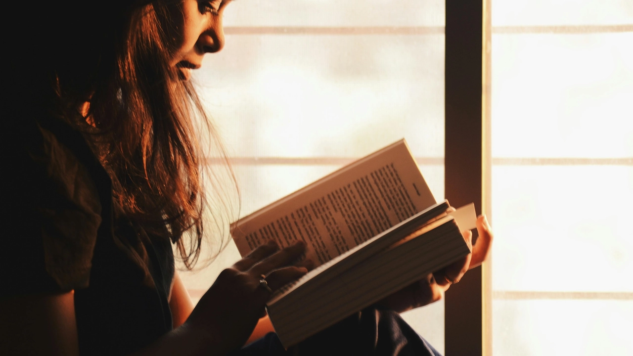 La lettura rimane uno dei passatempi preferiti dagli italiani, in particolare a Milano, la città che si trova al primo posto tra libri venduti (sia cartacei che in E-Book) La lettura rimane uno dei passatempi preferiti dagli italiani, in particolare a Milano, la città che si trova al primo posto tra libri venduti (sia cartacei che in E-Book)
