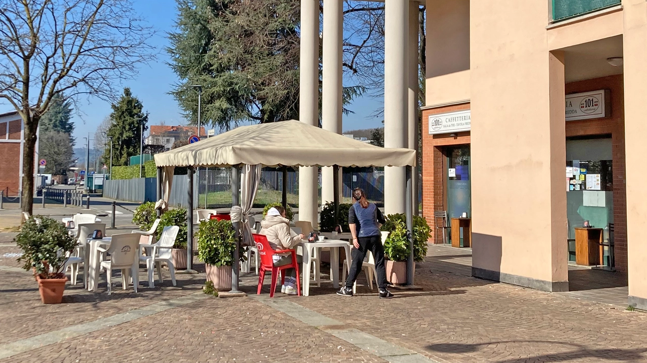Il bar Caffetteria 101 in piazza Bonfanti, gestito da una famiglia cinese Il bar Caffetteria 101 in piazza Bonfanti, gestito da una famiglia cinese