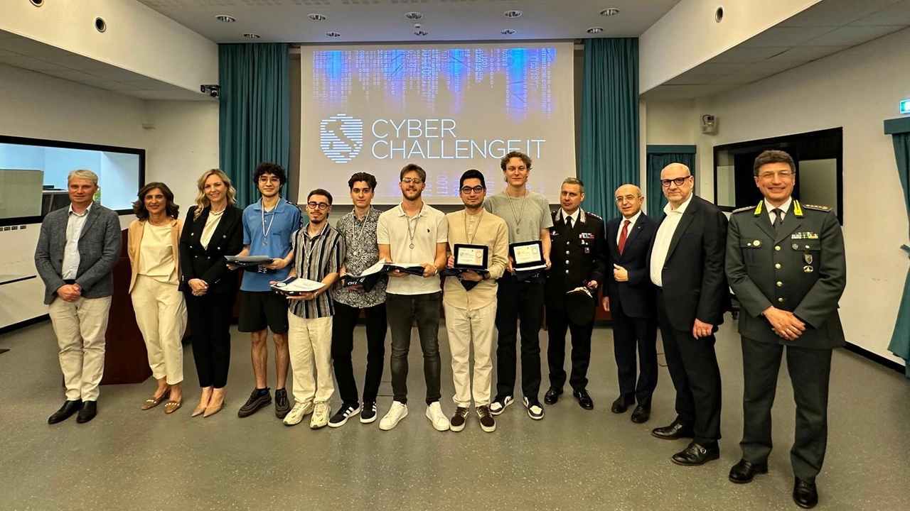 I sei studenti dell’Insubria premiati in aula magna. La squadra composta da Luca Abignano, Gianluca Colombo, Antonio Gaudiano, Marco Galli, Sergio Enrico Pisoni e Soulmani Zayd parteciperà alla finale in programma a Torino I sei studenti dell’Insubria premiati in aula magna. La squadra composta da Luca Abignano, Gianluca Colombo, Antonio Gaudiano, Marco Galli, Sergio Enrico Pisoni e Soulmani Zayd parteciperà alla finale in programma a Torino