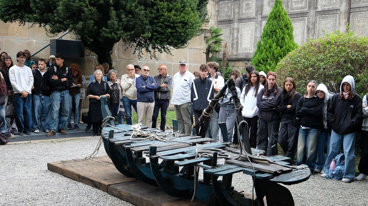 Con “La Rotta“ Angelo Caprotti illustra le differenze tra la morte del re e quella dei disperati. Si può visitare gratis sull’area monumentale del ministero della Cultura fino al 30 settembre. Con “La Rotta“ Angelo Caprotti illustra le differenze tra la morte del re e quella dei disperati. Si può visitare gratis sull’area monumentale del ministero della Cultura fino al 30 settembre.