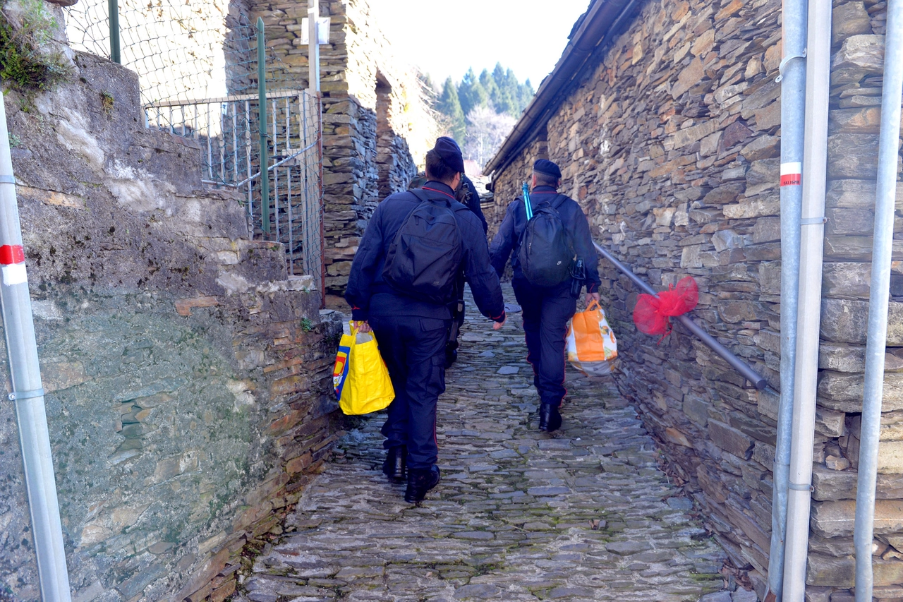 Viveri, beni di prima necessità, e quando è necessario farmaci, sono consegnati a piedi dai carabinieri