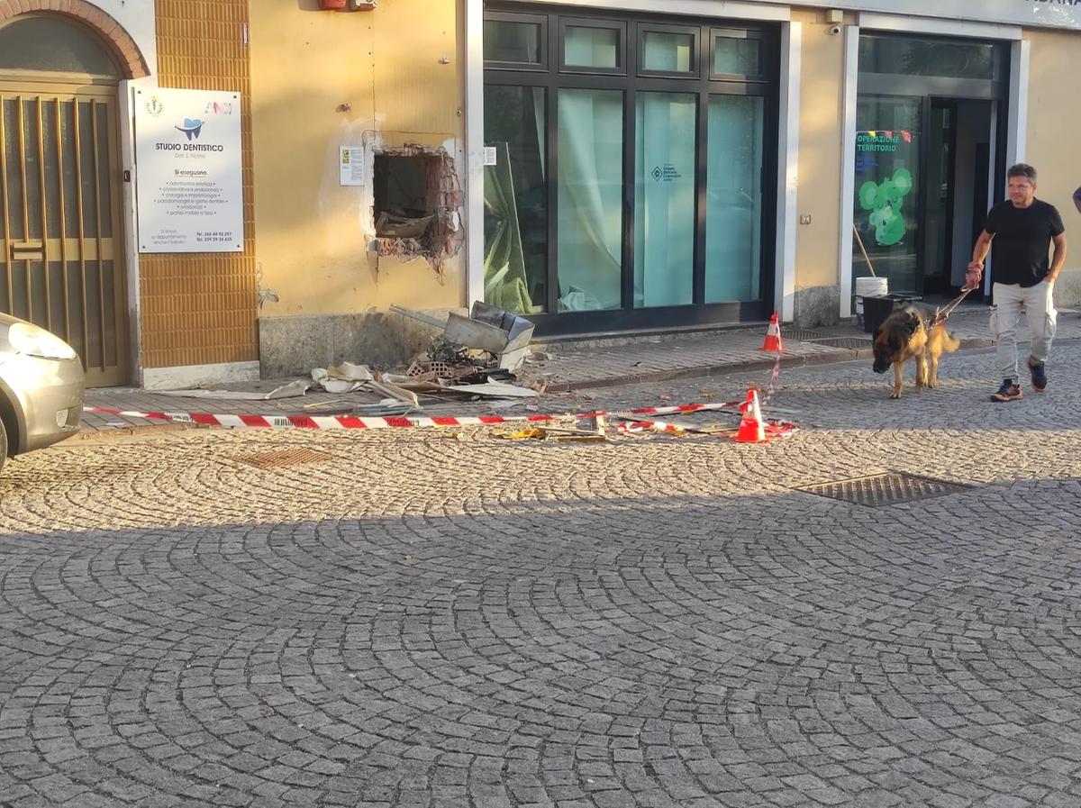 Brembio, colpo col botto al bancomat della banca Centropadana: ladri in fuga col bottino