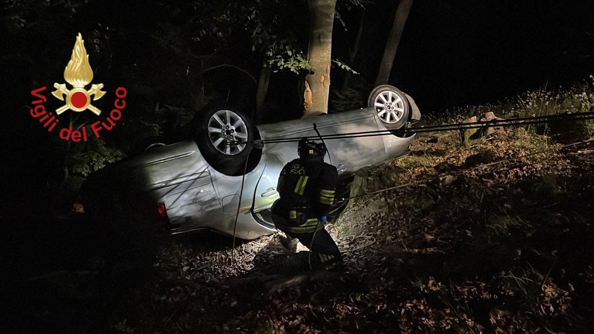 incidente a pigra auto precipita per 15 metri lungo lo scarpata il conducente resta incastrato nell8217abitacolo e viene salvato