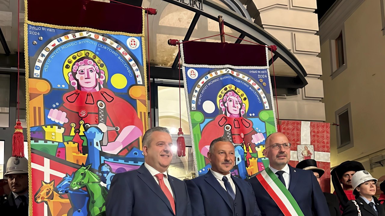 L’artista pavese Stefano Bressani al centro con alle spalle i due drappi e a fianco il sindaco di Asti Maurizio Rasero L’artista pavese Stefano Bressani al centro con alle spalle i due drappi e a fianco il sindaco di Asti Maurizio Rasero