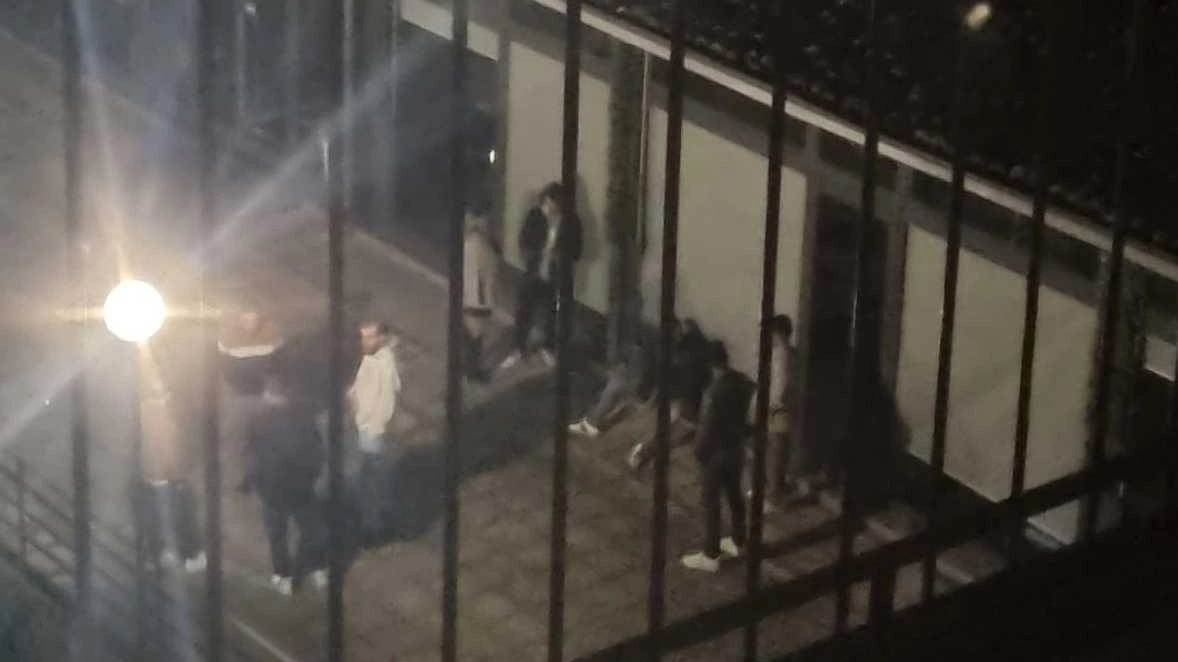 Abusi notturni persistono nonostante segnalazioni e interventi delle forze dell'ordine nel quartiere di via D'Andrea a Crema. Abitanti deludenti per mancanza di azioni concrete da parte delle autorità competenti. Abusi notturni persistono nonostante segnalazioni e interventi delle forze dell'ordine nel quartiere di via D'Andrea a Crema. Abitanti deludenti per mancanza di azioni concrete da parte delle autorità competenti.
