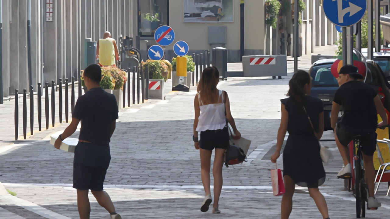 Nel Comune affacciato sull’oasi ambientale sono stati rilevati picchi di 54 gradi. L’appello dell’opposizione: "Soluzioni naturali contro le isole di calore". Nel Comune affacciato sull’oasi ambientale sono stati rilevati picchi di 54 gradi. L’appello dell’opposizione: "Soluzioni naturali contro le isole di calore".