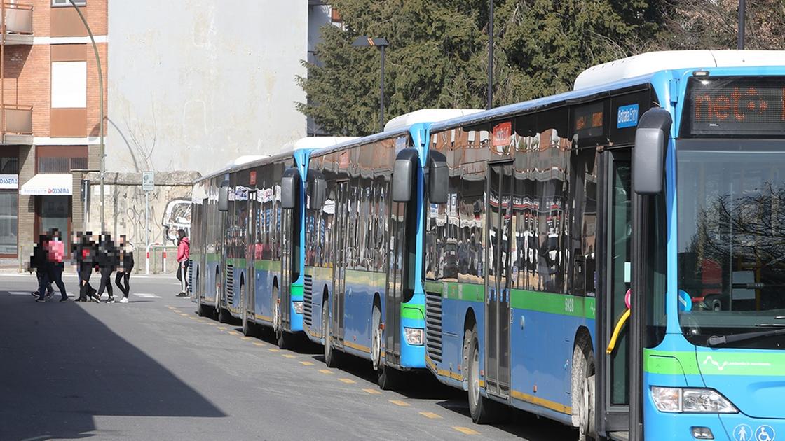 Autista non fa salire ragazza fuori fermata: lei blocca l’autobus e il padre si unisce alla protesta. Caos a Vimercate Autista non fa salire ragazza fuori fermata: lei blocca l’autobus e il padre si unisce alla protesta. Caos a Vimercate