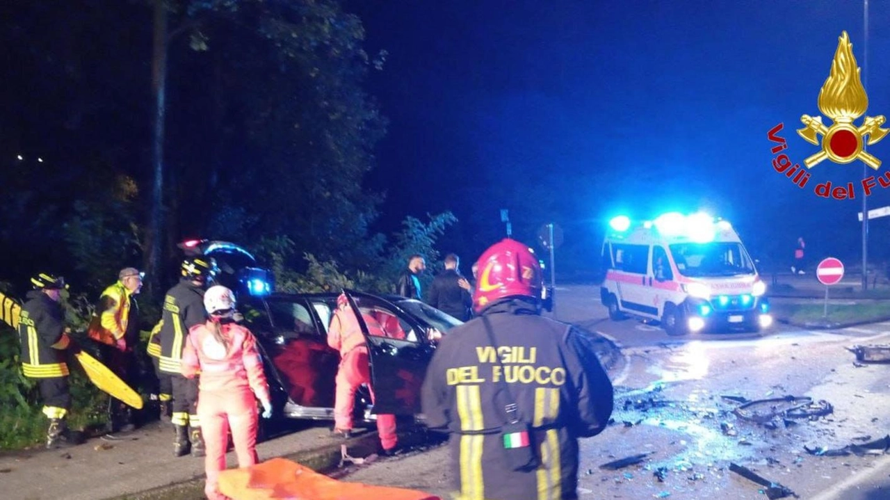 Il diciottenne stava rientrando a casa alla guida della sua auto quando si è scontrato frontalmente con la Bmw Il diciottenne stava rientrando a casa alla guida della sua auto quando si è scontrato frontalmente con la Bmw