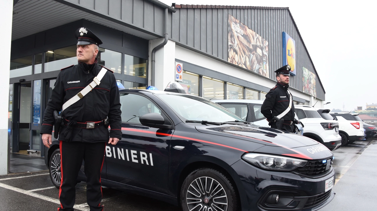 È il 6 gennaio scorso, i carabinieri fuori dal supermercato dove l’uomo ha accoltellato la moglie. La donna se l’è cavata, ora vuole tornare al lavoro È il 6 gennaio scorso, i carabinieri fuori dal supermercato dove l’uomo ha accoltellato la moglie. La donna se l’è cavata, ora vuole tornare al lavoro