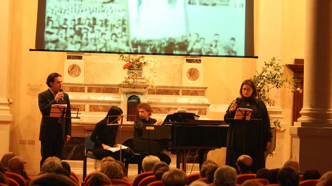 Penetrare il cuore e l’interiorità di un artista tra i più grandi di sempre. Sarà uno scavo nella dimensione privata... Penetrare il cuore e l’interiorità di un artista tra i più grandi di sempre. Sarà uno scavo nella dimensione privata...