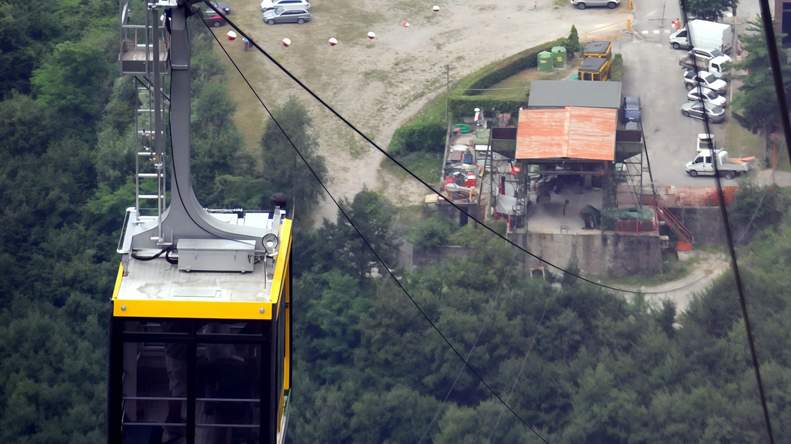Ai Piani d’Erna, sopra Lecco e a due passi da Milano, hanno imparato a sciare migliaia di lombardi. Chignolo, Roccia,... Ai Piani d’Erna, sopra Lecco e a due passi da Milano, hanno imparato a sciare migliaia di lombardi. Chignolo, Roccia,...