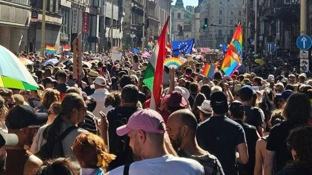 Una delegazione del Comune di Milano ha sfilato ieri al gay pride di Budapest, la capitale dell’Ungheria che "oggi è... Una delegazione del Comune di Milano ha sfilato ieri al gay pride di Budapest, la capitale dell’Ungheria che "oggi è...