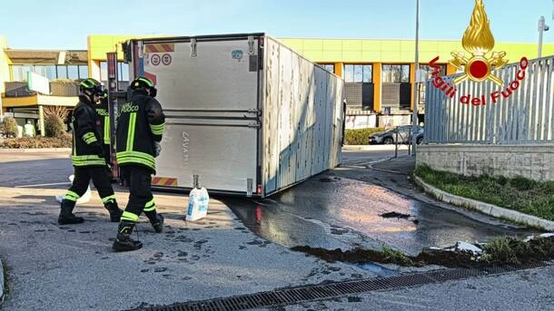 Cislago, il pezzo pesante ribaltato su un fianco in strada (foto vigili del fuoco) Cislago, il pezzo pesante ribaltato su un fianco in strada (foto vigili del fuoco)