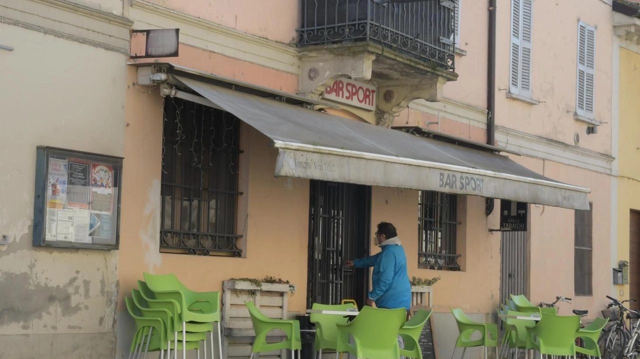 SAN ZENONE AL PO (Pavia) "Succede più o meno una volta all’anno". Alberto Cavallotti, titolare del bar Sport di San Zenone... SAN ZENONE AL PO (Pavia) "Succede più o meno una volta all’anno". Alberto Cavallotti, titolare del bar Sport di San Zenone...