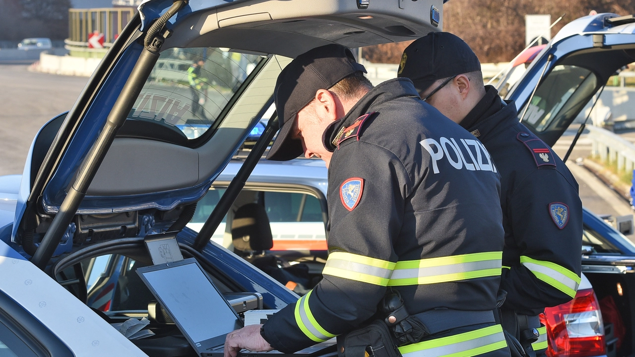 Il conducente dell’auto era risultato anche privo della patente e non l’aveva mai conseguita Il conducente dell’auto era risultato anche privo della patente e non l’aveva mai conseguita