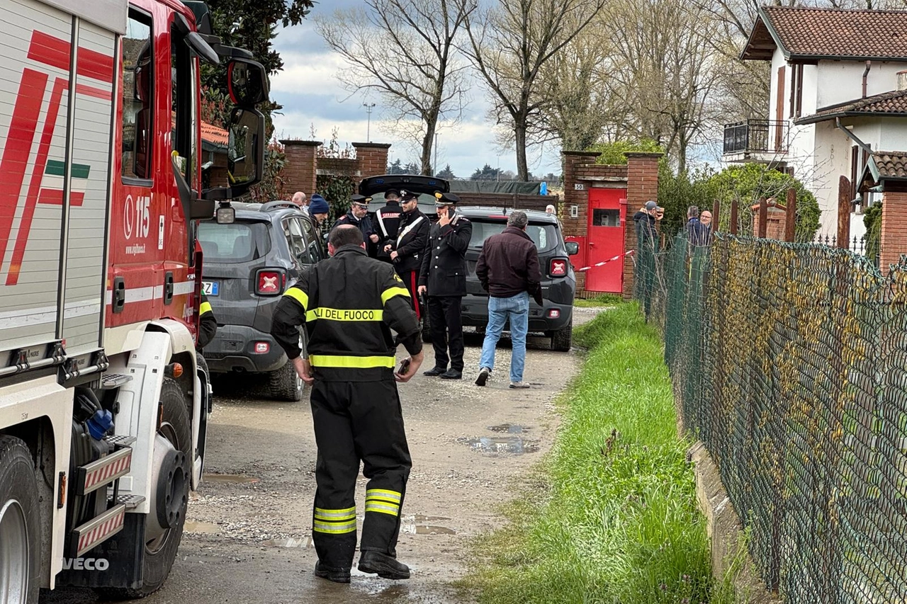 Vigili del fuoco e carabinieri all'esterno dell’abitazione dove è stata trovata morta la donna