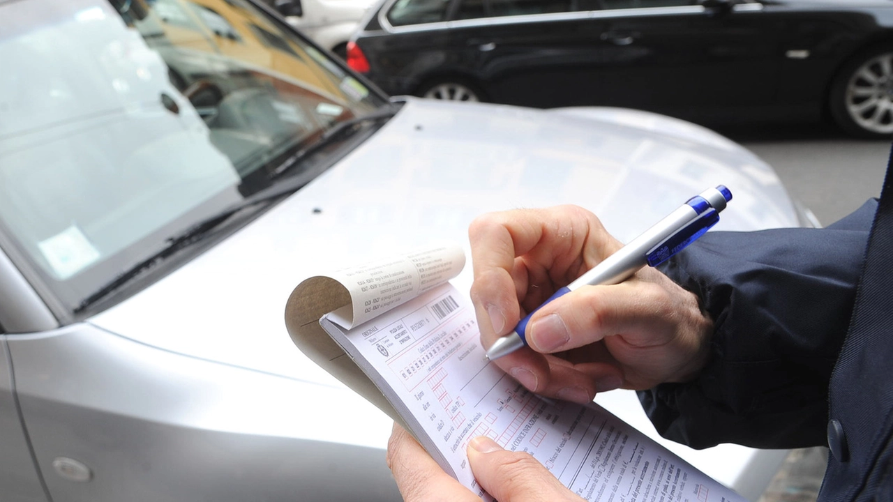 Un'auto multata Un'auto multata