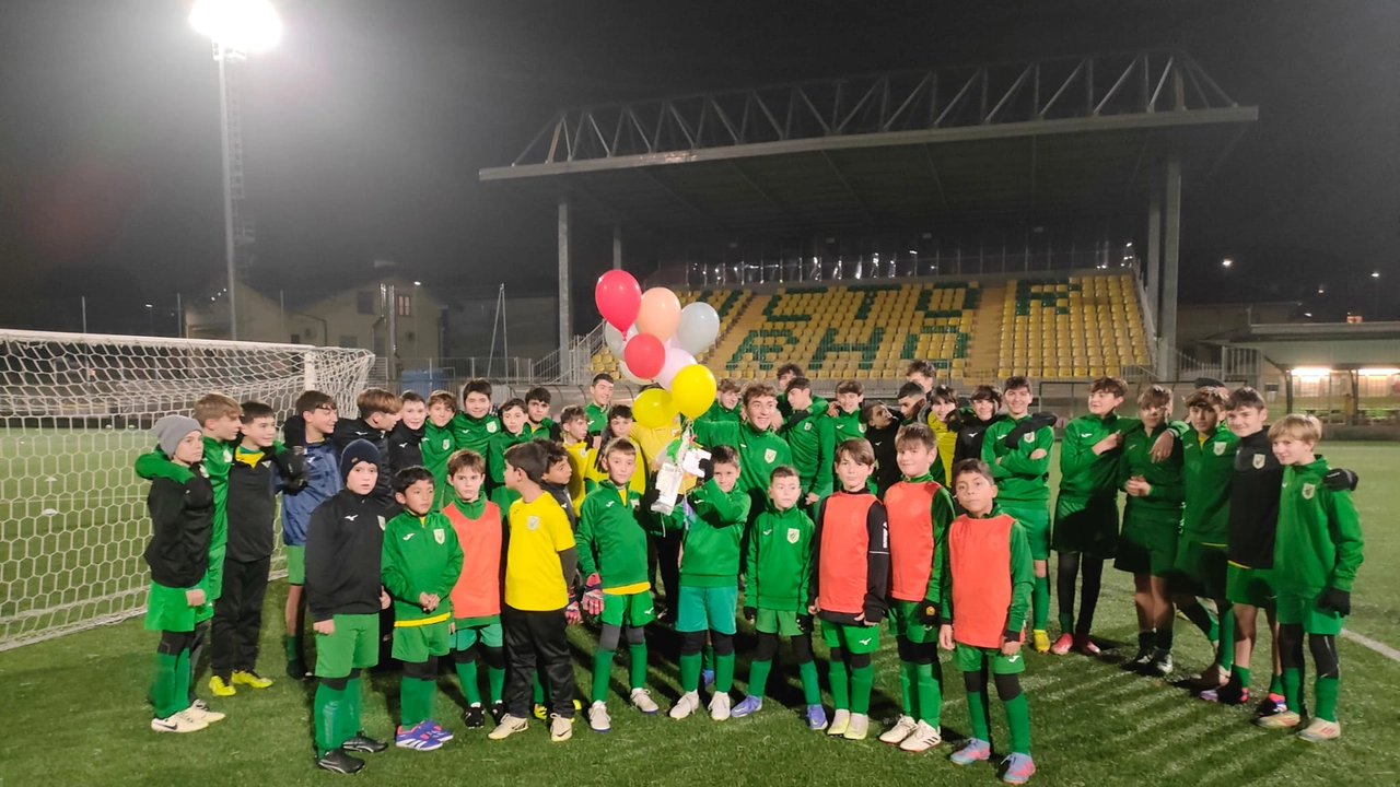 I piccoli calciatori (2015-2016) della Victor Rho con i palloncini arrivati da Erba e rigonfiati per ripartire verso la Lapponia I piccoli calciatori (2015-2016) della Victor Rho con i palloncini arrivati da Erba e rigonfiati per ripartire verso la Lapponia