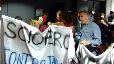 I ricercatori hanno esposto uno striscione all’interno dell’ateneo I ricercatori hanno esposto uno striscione all’interno dell’ateneo