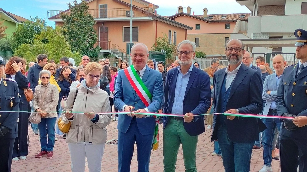 Lainate, inaugurata la palazzina composta da nove appartamenti e spazi comuni: sala polivalente, lavanderia, giardino e presto un orto. Lainate, inaugurata la palazzina composta da nove appartamenti e spazi comuni: sala polivalente, lavanderia, giardino e presto un orto.