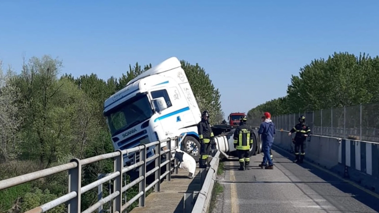 Il ponte Verdi sul fiume Po a Ragazzola, tra le province di Parma e Cremona dove un mezzo pesante è uscito di strada abbattendo il guardrail e la barriera protettiva, rischiando di precipitare nelle acque del fiume