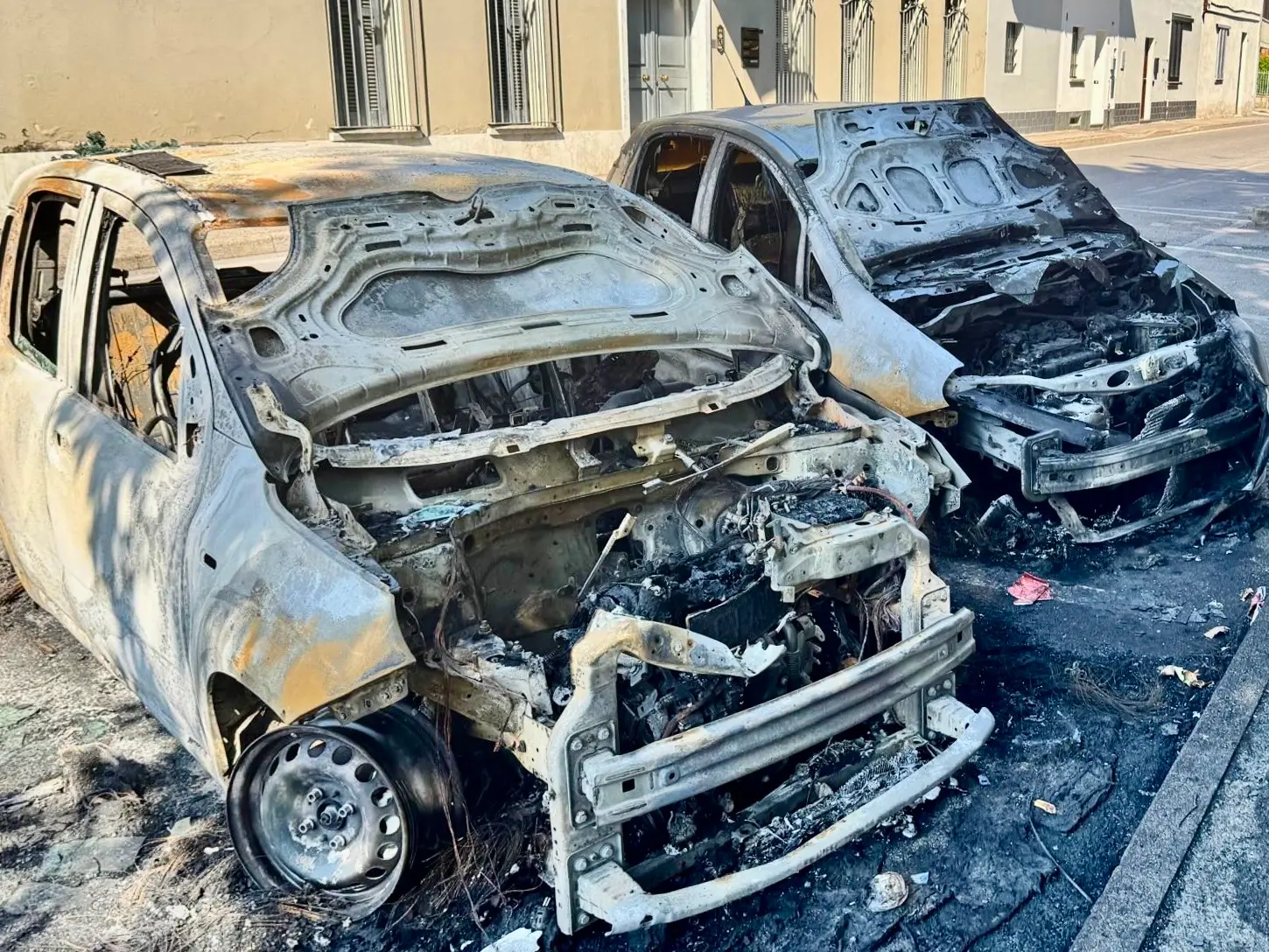Piromane in azione a Desio, tre auto parcheggiate date alle fiamme nella notte