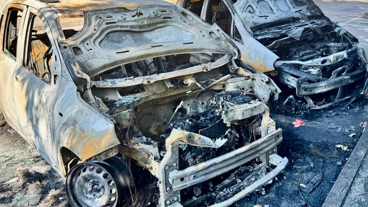 Due auto coinvolte nell'incendio di via Alfieri