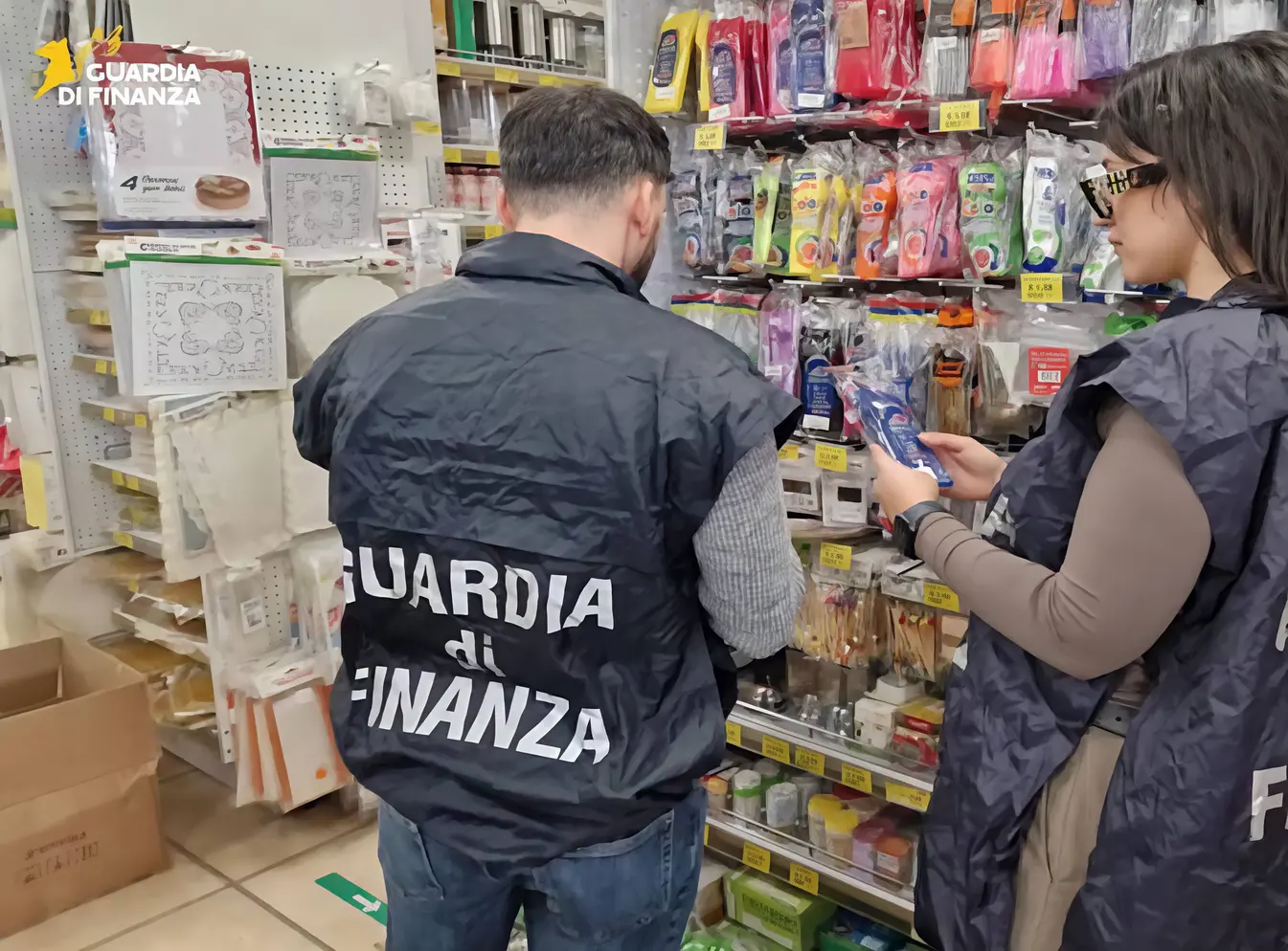 Una polveriera sotto casa. Oltre mezza tonnellata di fuochi. Maxi sequestro della Finanza