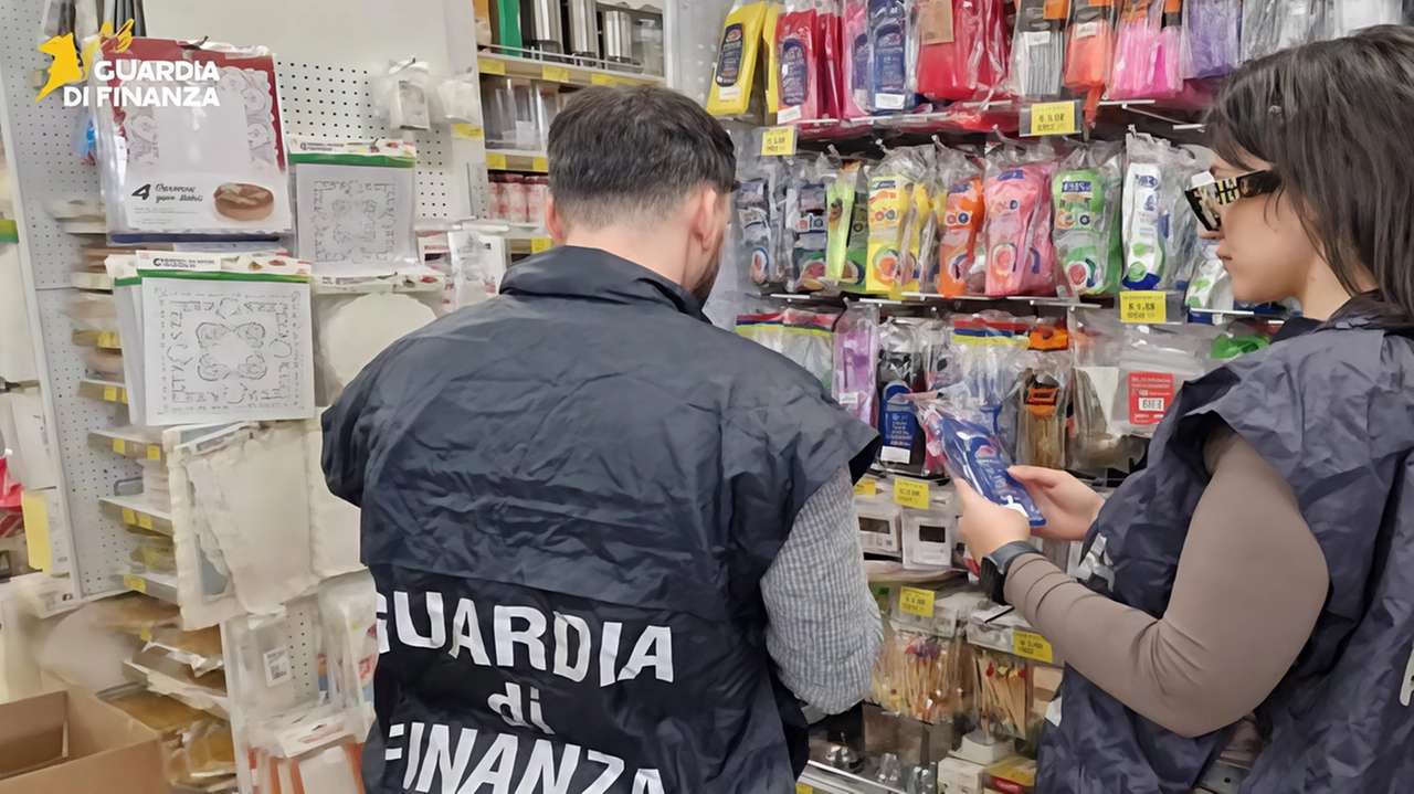 L’arsenale era accatastato in un magazzino senza misure di sicurezza e con il rischio di esplodere. Trovati anche 81mila prodotti fra giocattoli e gadget contraffatti: la merce proveniva dalla Cina.