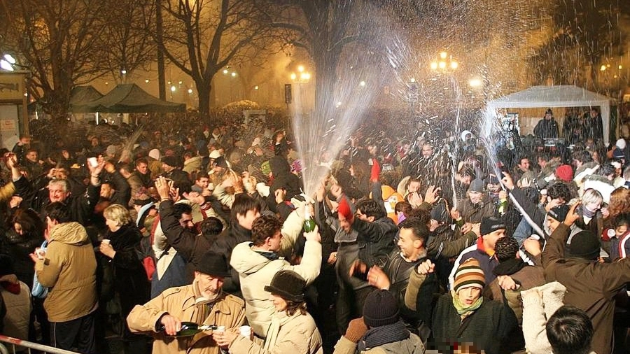 Una festa in piazza (foto di archivio) Una festa in piazza (foto di archivio)