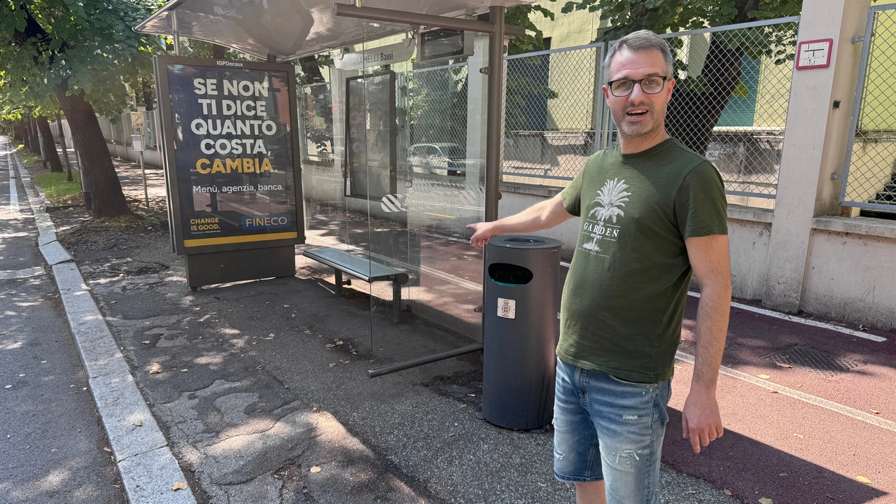 L'’edicolante Marco Guì mostra la pensilina del bus dove ogni giorno trova di tutto