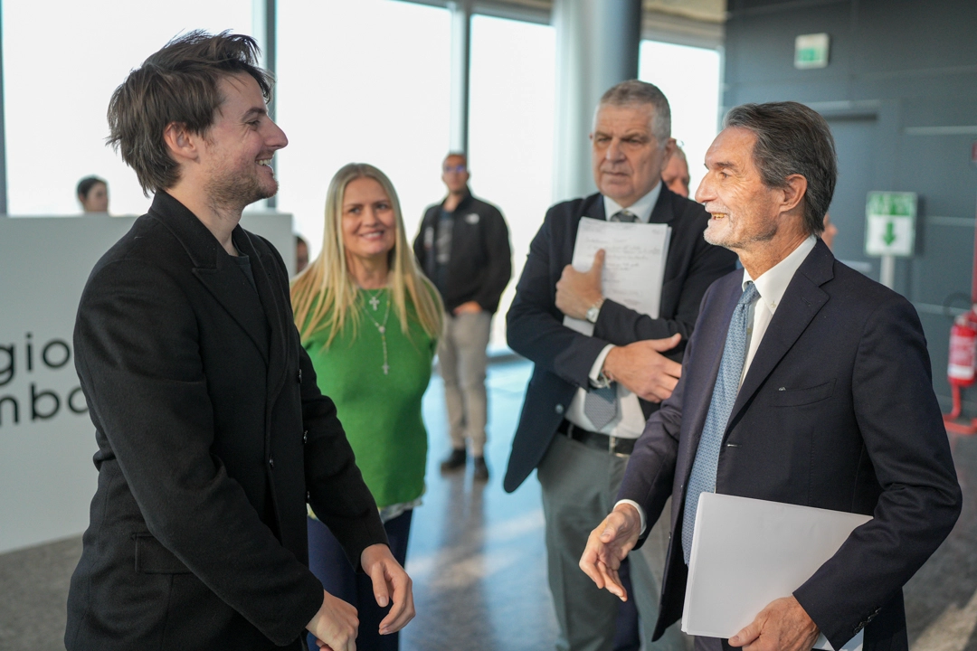 L'artista Pietro Terzini insieme al governatore Attilio Fontana