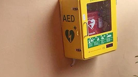 Fino a oggi un solo defibrillatore automatico era a disposizione della Polizia locale, un Dae da tenere su una...